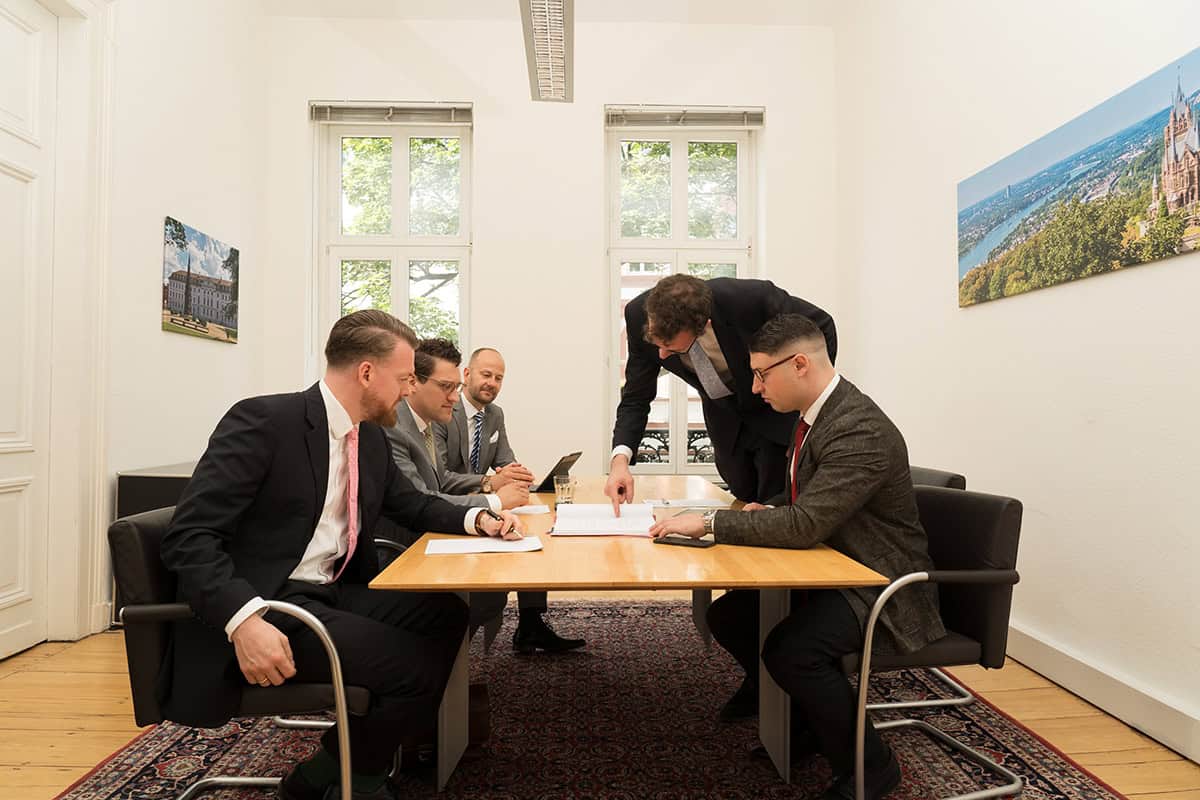 Besprechung der Anwälte in der Kanzlei