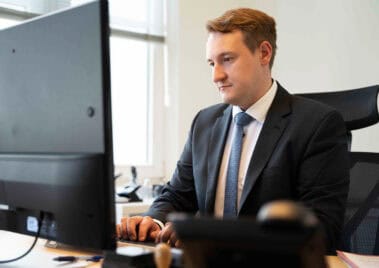 Florian Kersten im Büro in der Kanzlei