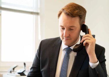 Rechtsanwalt Florian Kersten im Gespräch mit einem Mandanten