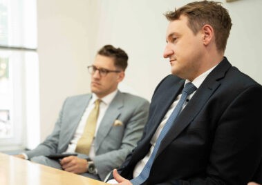 RA Kersten in einem Meeting mit Kollegen in der Kanzlei