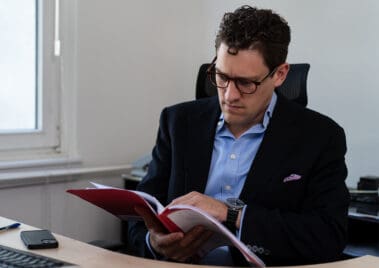 Mattis Mayer studiert die Akte