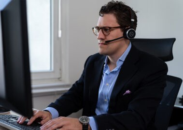Strafverteidiger Mayer im Gespräch eines Online Meetings