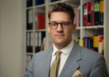 Mattis Mayer in der juristischen Bibliothek