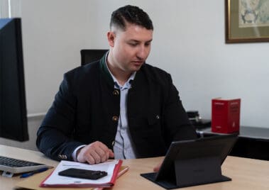 Max Bartusch arbeitet im Büro