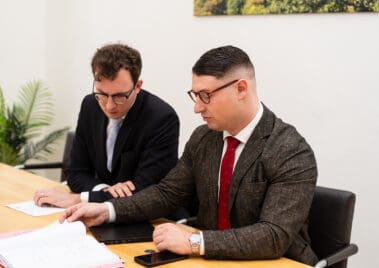 Strafverteidiger Max Bartusch im Gespräch mit seinem Kollegen