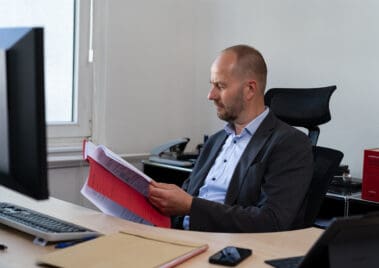 Strafverteidiger Beismann studiert die Akte des Mandanten