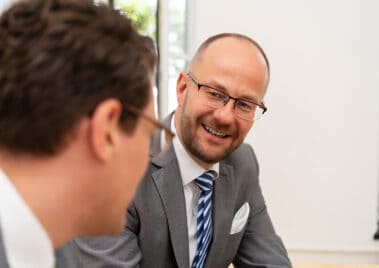 Olaf Beismann im Gespräch mit einem Kollegen