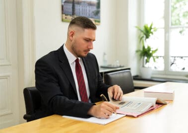 Patrick Bass studiert die Akte