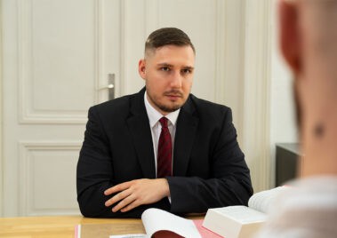 Patrick Bass im Gespräch mit einem Mandanten