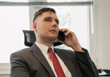 Patrick Bass im Telefonat mit einem Mandanten